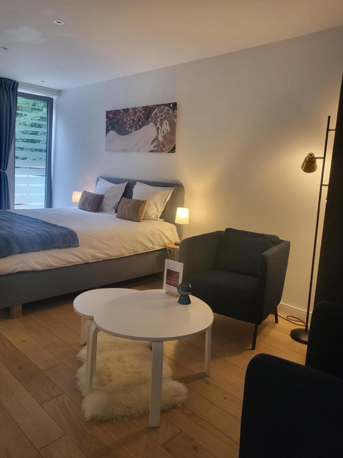Table Et Chambre Particuliere Mons Luaran gambar